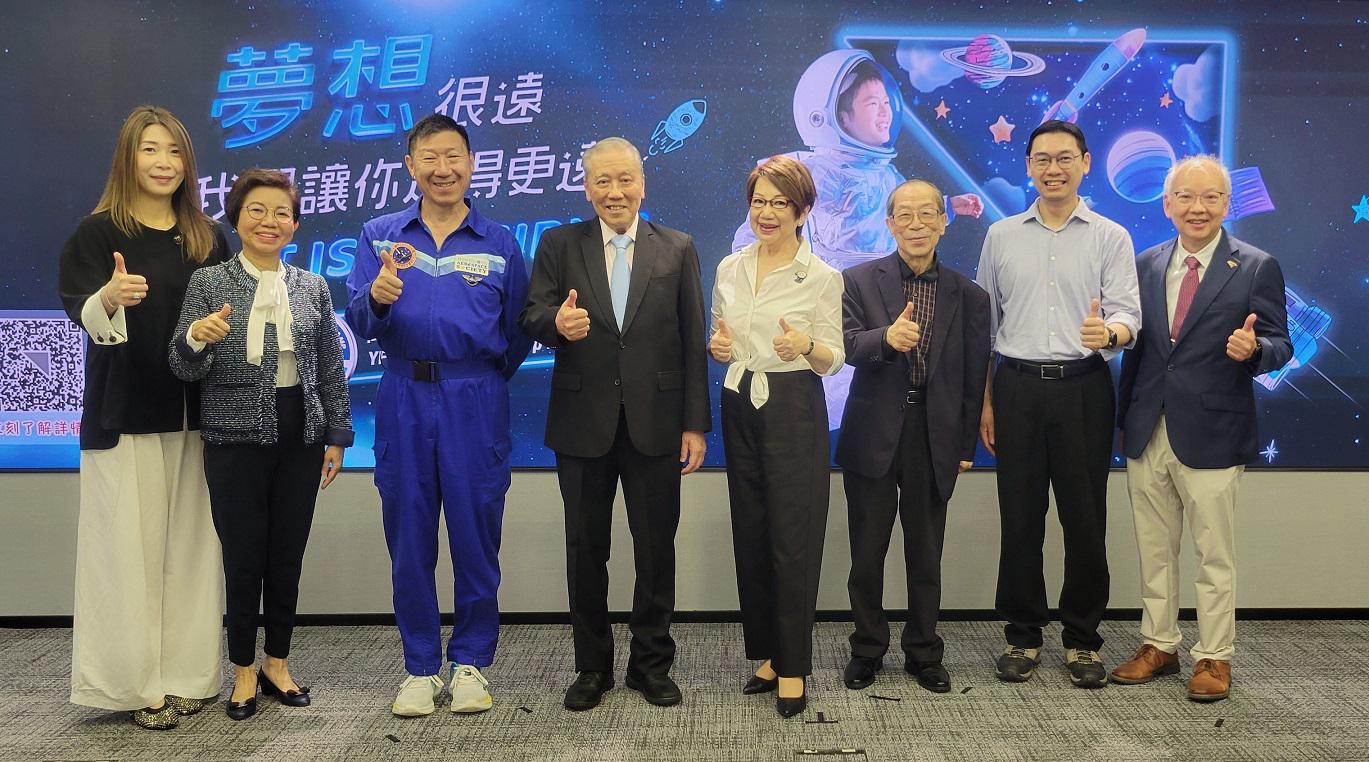 万通保险市务部副总裁林家儿小姐（左一） 与第三轮面试的评审团合照，包括麦何小娟女士（左二）、雷健泉先生（左三）、何钟泰博士工程师（左四）、车淑梅小姐（右四）、李泽培太平绅士（右三）、何万雄先生（右二）及陈志豪教授（右一）。