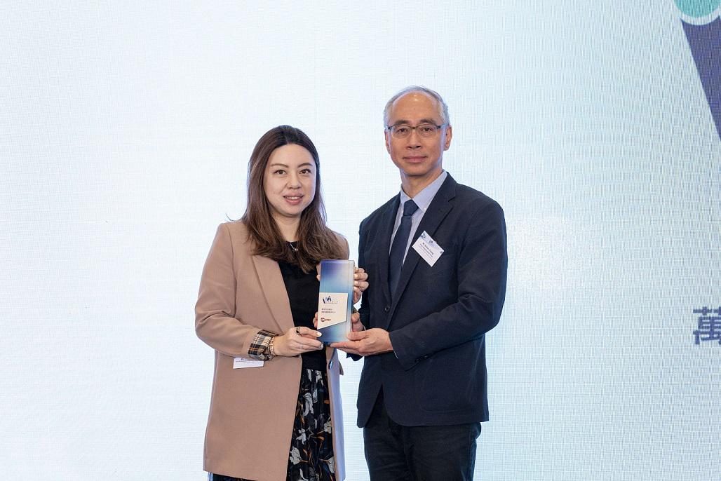 万通保险首席产品策划总监许丹萍小姐代表公司接受《iMONEY 智富杂志》 "财富管理大奖" 中的 "最佳年金产品" 及 "最受欢迎危疾保障" 大奖。